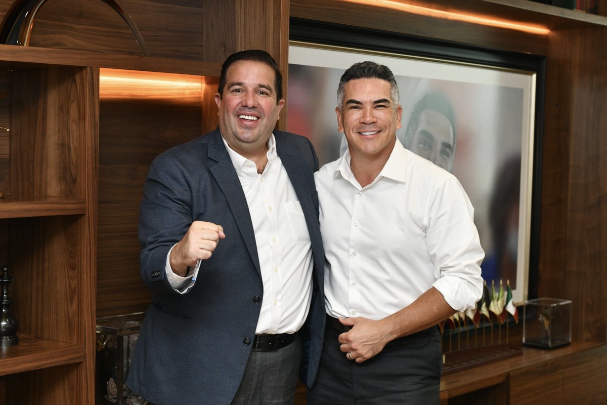 Me dio mucho gusto reunirme con mi buen amigo <a href="/JoseLuisGarza8a/">José Luis Garza Ochoa</a>, Presidente del <a href="/prinlmx/">PRI Nuevo León</a>. 

Nuevo León es tierra de trabajo, de empuje, de gente que no se raja. Ahí hay carácter, hay talento y hay orgullo. Y también hay un PRI fuerte, unido y echado para adelante, que sabe caminar