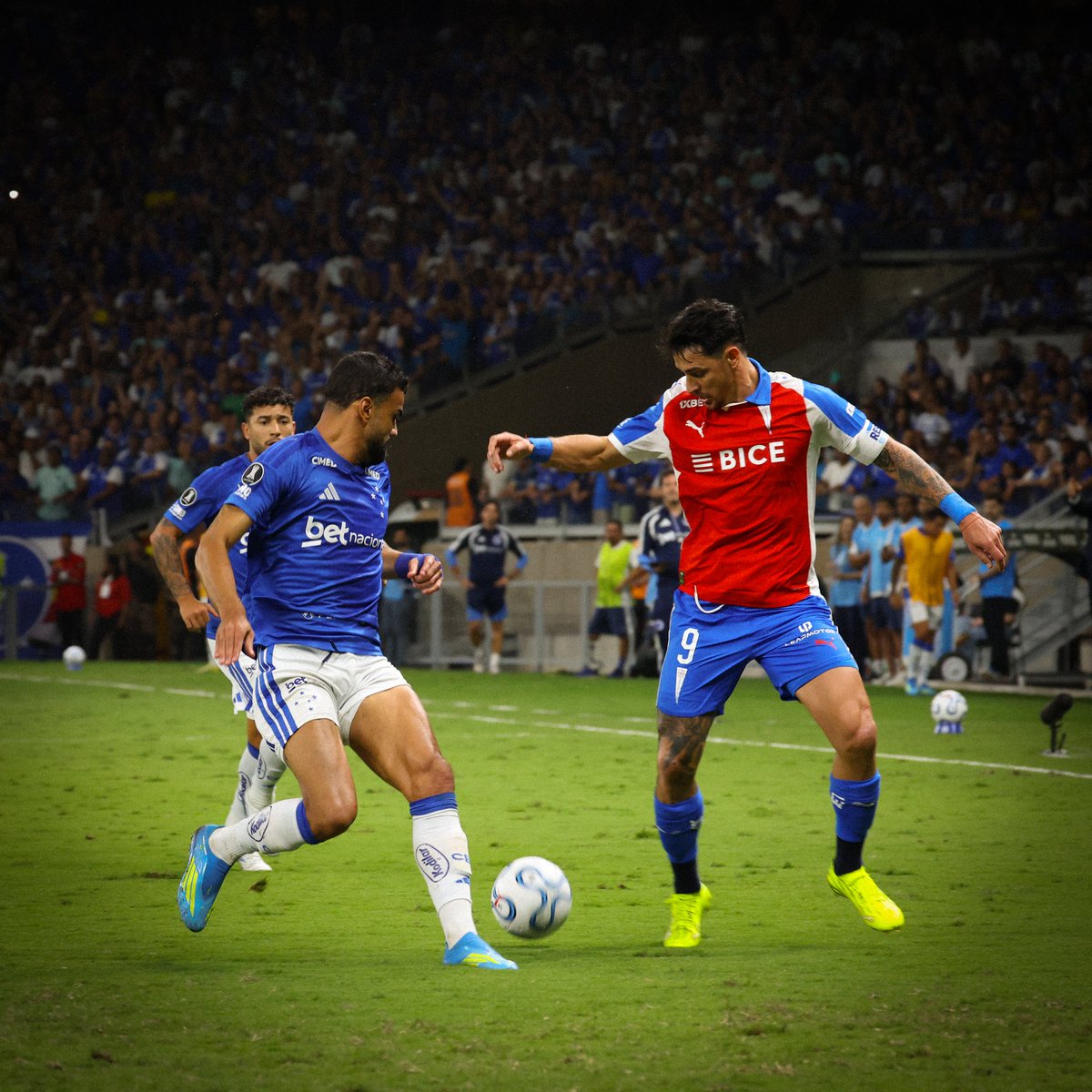 TyCSports's tweet image. ¡UNIVERSIDAD CATÓLICA GANÓ EN BRASIL!

Por la segunda fecha del Grupo D, el equipo chileno derrotó 2-1 a #Cruzeiro, gracias a los goles de Giani y Martínez a los 90´+4. Pereira había igualado, de penal, transitoriamente. Con este resultado, #Boca quedó como único puntero con