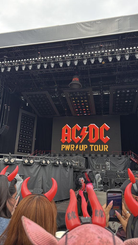 greghr_'s tweet image. …. Previa ⏳👊🏼

#ACDC 
#PowerUpTour