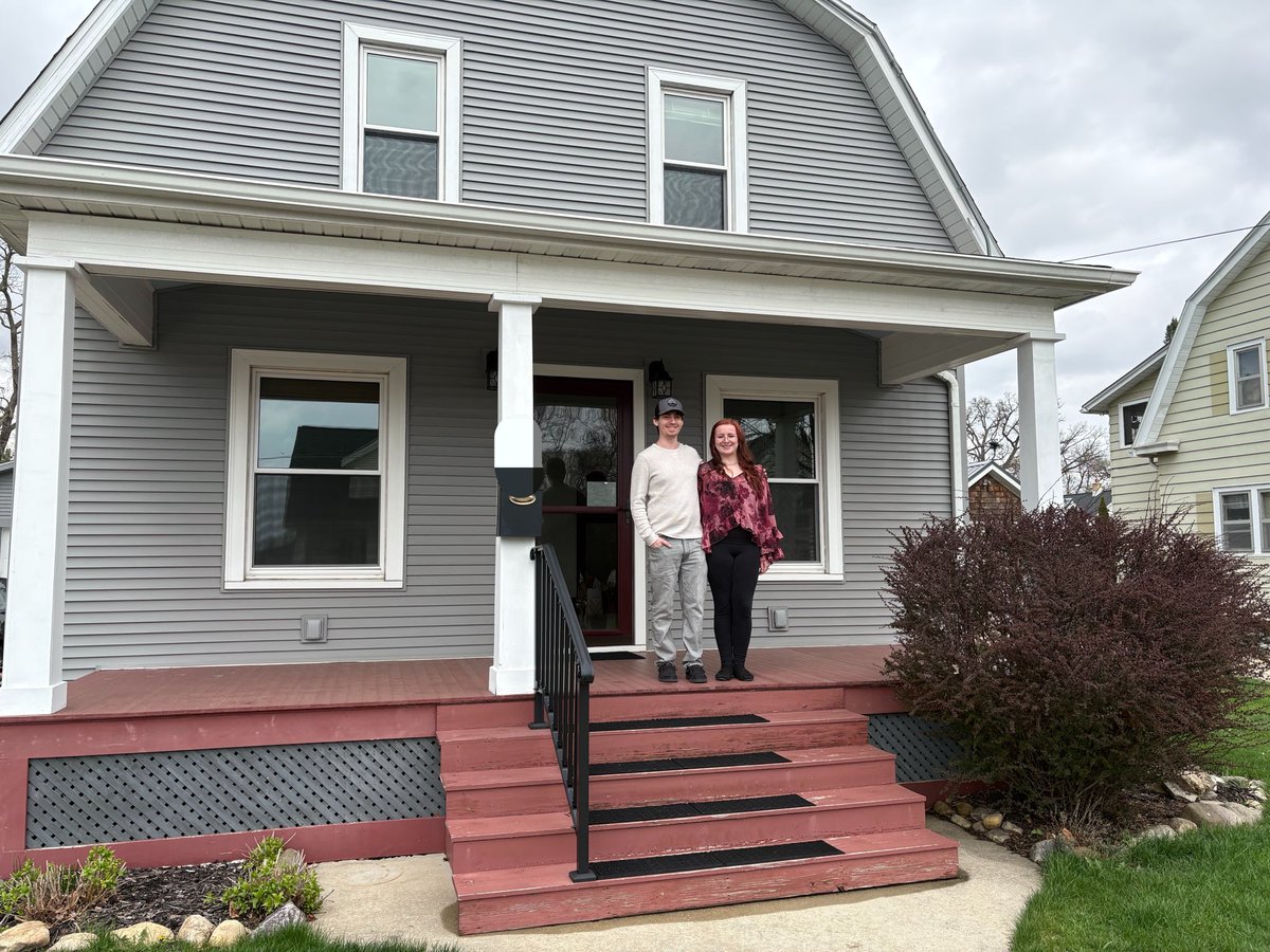 Seekachu's tweet photo. young couple buys their first house in this economy? crazy https://t.co/vZk766EQj3