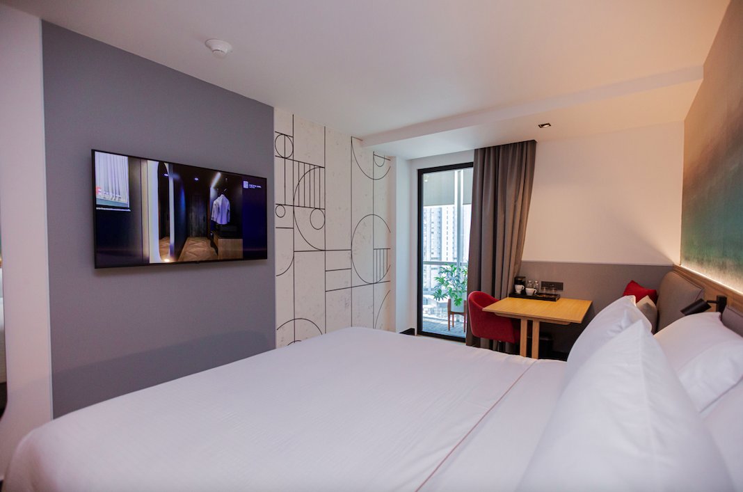 NexosTuristicos's tweet photo. FIESTA INN PRESENTA EL NUEVO PROTOTIPO DE HABITACIÓN QUE MARCA UNA NUEVA ETAPA PARA LA MARCA Y REFUERZA LA APUESTA DE POSADAS POR EL SEGMENTO Y EL VIAJERO DE NEGOCIOS

Fiesta Inn, la marca referente del viajero de negocios en México, inicia una nueva etapa. En un momento en el que la industria hotelera exige productos más inteligentes, más eficientes y relevantes para los hábitos actuales de viaje, #Posadas presenta el nuevo prototipo de habitación de Fiesta Inn: un concepto que eleva la experiencia del huésped y, al mismo tiempo, fortalece la estrategia de negocio de la marca.

Con más de 30 años de trayectoria, #FiestaInn se ha consolidado como la marca Midscale & Economy preferida por el viajero de negocios en México, con presencia en 29 estados y más de 11 mil habitaciones.

Este nuevo prototipo forma parte de la estrategia de evolución de Fiesta Inn dentro del portafolio de Posadas. El nuevo concepto replantea el hotel bajo un enfoque de inversión más eficiente, operación más productiva y retorno más sólido, sin sacrificar lo más importante: la experiencia y la excelencia que distinguen a Posadas.

La nueva visión se traduce en habitaciones más amplias, más ordenadas y actuales, porque cada metro cuadrado fue diseñado para generar valor. Cada decisión, desde el layout hasta los materiales, responde a un principio simple: un hotel no solo debe verse mejor; debe funcionar mejor.

Fiesta Inn dirige la inversión hacia aquello que el huésped realmente valora y evita sobrecostos que no se traducen en ingresos.  La primera apertura con este concepto se realizará en agosto de este año con Fiesta Inn Querétaro Aeropuerto. Para 2027, la marca ya tiene en pipeline proyectos como Fiesta Inn Acapulco Diamante, Fiesta Inn Express Morelia y Fiesta Inn Suites Insurgentes.

Cada nueva apertura generará entre 32 y 52 empleos por plaza y, en promedio, impulsará compras por alrededor de 11 millones de pesos al año, beneficiando a proveedores locales y nacionales, y activando la economía en cada comunidad donde opera.

Fiesta Inn no solo evoluciona como producto. Refuerza también su posición como una marca que entiende profundamente al viajero de negocios y su contexto real, productividad, comodidad, eficiencia, descanso y una experiencia consistente.

Fiesta Inn es la marca número uno en top of mind en su segmento, de acuerdo con Kantar. Además, su desempeño en satisfacción y recomendación está respaldado por métricas robustas. La marca registra un NPS de 61.9 , muy por encima del promedio de la industria (31), a partir de la medición sistemática de la experiencia del huésped a través de la plataforma Medallia, líder global en customer experience. Esta alianza permite a Posadas escuchar de manera continua y estructurada la voz del cliente, identificar oportunidades de mejora en tiempo real y convertir esa retroalimentación en acciones concretas dentro de la operación, fortaleciendo la lealtad y la preferencia hacia la marca.

“Con esta renovación de la marca, reafirmamos nuestro compromiso de acompañar a los viajeros en cada experiencia”, destacó Mauricio Elizondo, Vicepresidente de Desarrollo de Posadas. “Desde la apertura de su primer hotel en Chihuahua en 1993, Fiesta Inn ha sabido adaptarse a las nuevas necesidades de los viajeros, ofreciendo espacios flexibles, tecnología y un servicio que supera el promedio de la industria en satisfacción”, agregó.

Con esta evolución, Posadas refrenda su apuesta por el segmento de viajeros de negocios, uno de los motores más importantes del turismo y la economía del país, y reafirma su propósito de hacer del mundo un mejor lugar para viajar, a través de marcas sólidas, productos relevantes y experiencias que responden a lo que hoy esperan los viajeros.

https://t.co/a9ILaydYs1