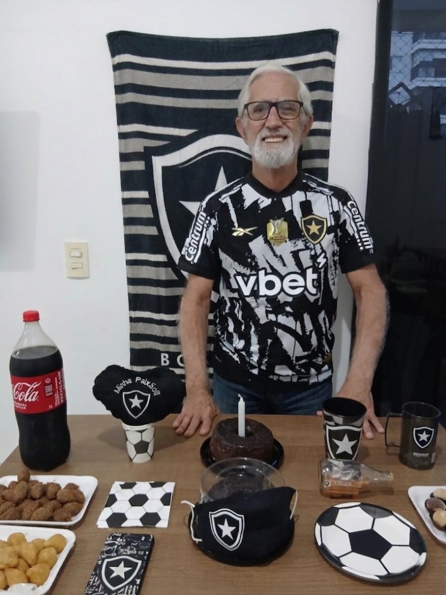 viickpietros's tweet photo. Feliz aniversário, pai! Feliz 73 anos! 🎂🎉❤️
Obrigada @Botafogo por ter dado alegria e ganhado hoje! 🖤🤍⭐️
#PaiBotafoguense #Botafogo #Botafoguense https://t.co/cH62E9ei2h