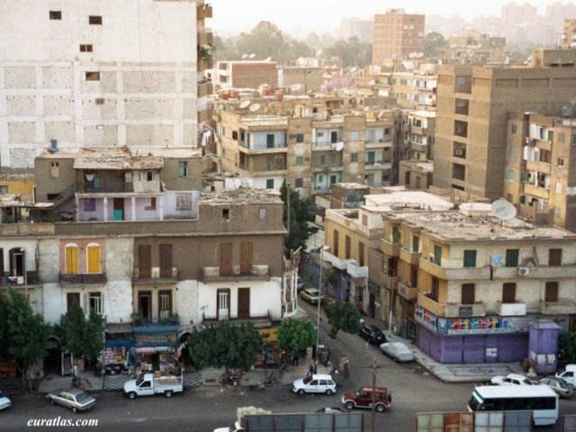 Ysf990__'s tweet image. Just as when I learnt about my original #Home in #Najd, #Arabia, before my #Family moved to the city for financial reasons, my eyes glowed bright upon gazing at #Giza, #Egypt🇪🇬.

It's not the #Pyramids which I don't care about, but the #City and how NOT industrialized it is.

☀️