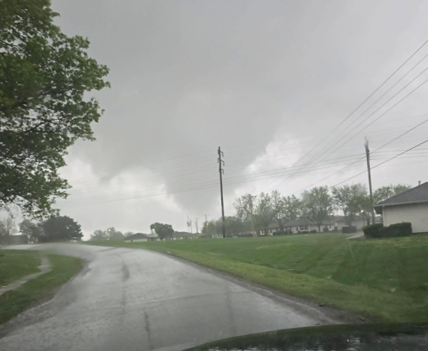 JohnHoltNews's tweet image. UPDATE: Clinton, MO takes direct hit from this tornado shortly before 6pm. Reports of damage. @fox4kc has multiple crews on the ground. Complete coverage tonight 9/10pm 
📷Courtesy Minde Jones #MOwx #WeatherAware