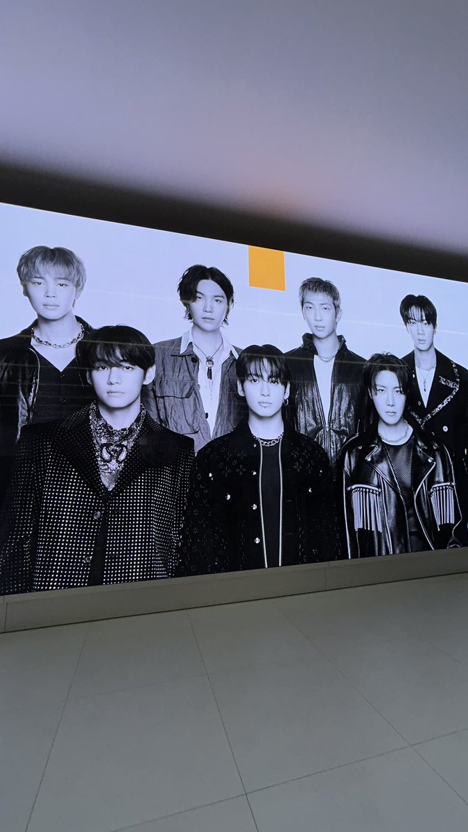 thecoolthingss's tweet image. keep swimming 🌊 with @o7armydai 💜
#TodayAtApple