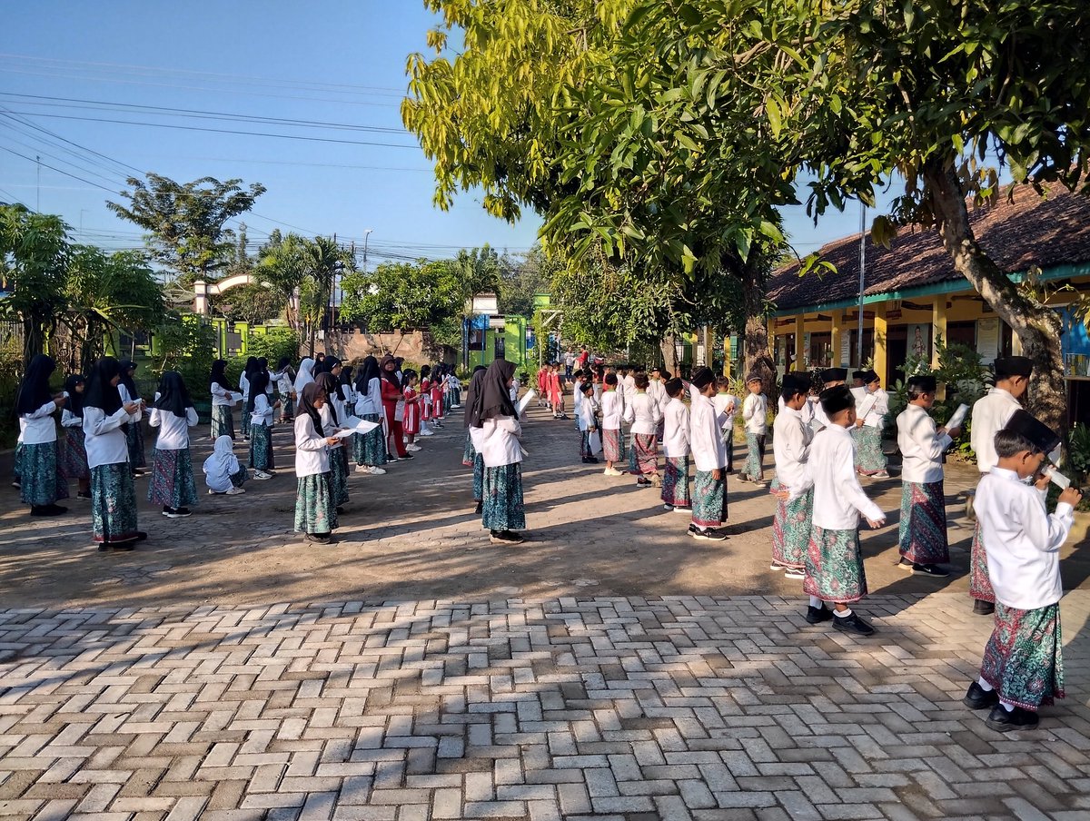 iis_manto36's tweet image. Just a very normal thursday morning 🌞 

#asmaulhusna
#school