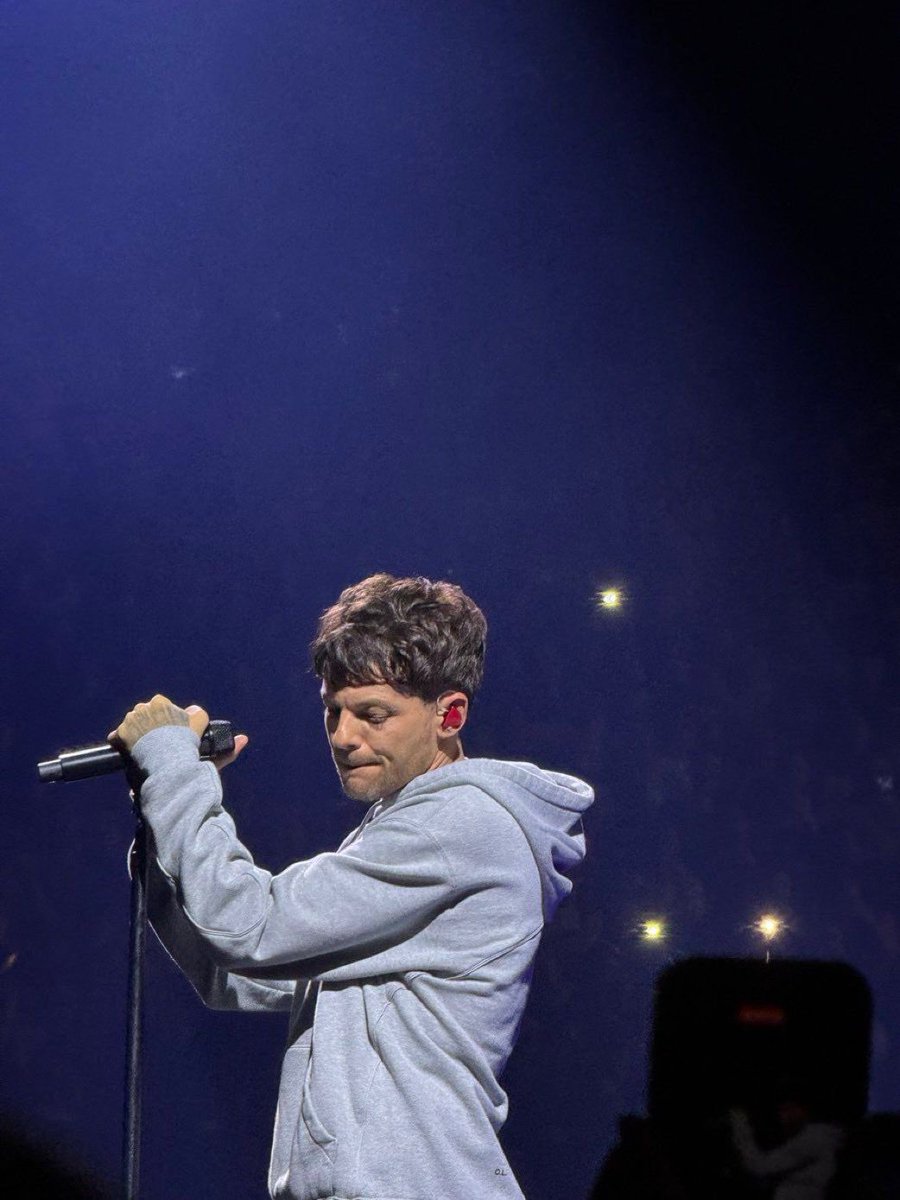 original1Dstan's tweet photo. Louis please know that if youre sick you have the right to cancel a show without feeling guilty! We want you to be healthy and have a proper rest we would never blame you so please please dont overwork yourself and know that you CAN choose for your health above anything else!!! https://t.co/daNLDKatv8