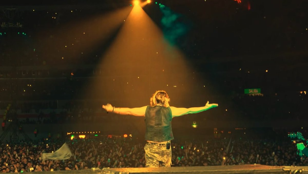 constanza tweet media