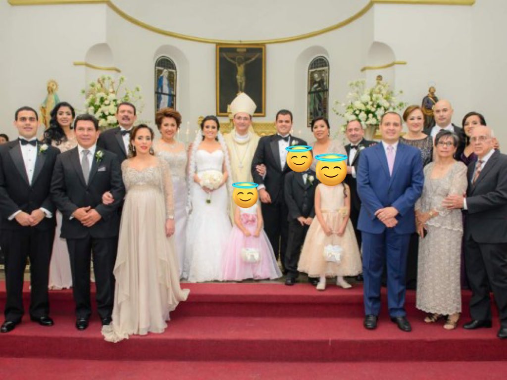 ‼️SE LE SOLICITA AL FAMILIÓN MELARA OBANDO FAVOR DEVOLVER LAS 35 CAMIONETAS BLINDADAS DE LUJO‼️

Se gastaron L180 millones anuales en darle camioneta a todos sus hijos y familiones con escoltas y avabznadas. 

Ya basta de robarle al pueblo.