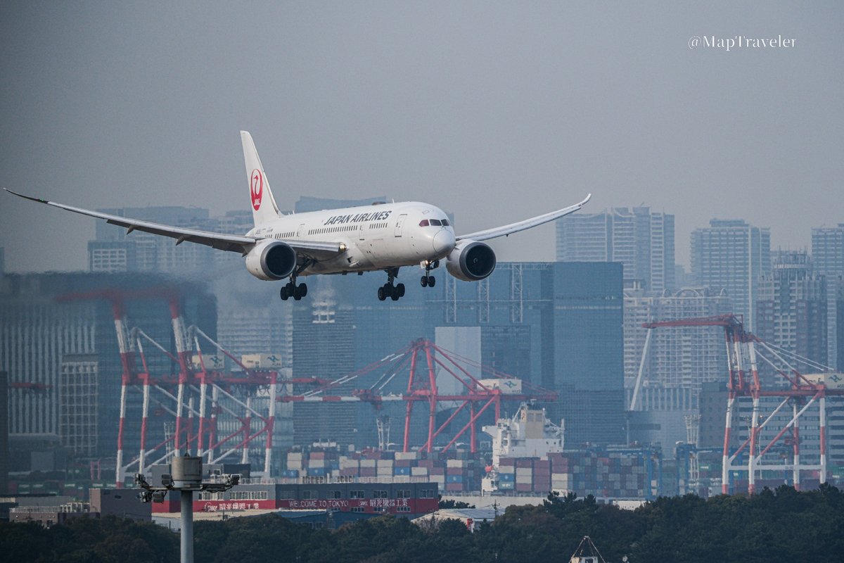 Traveler25889M's tweet image. #羽田空港 #HND #airlines #fujifilm
#写真が好きな人と繋がりたい　
March-30-2026 
Japan Airlines（JA829J）
Boeing B787-8 Dreamliner
Descending towards runway-C

FUJIFILM X-H2
XF150-600mmF5.6-8 R LM OS WR
F8.0　1/800　M　ISO400 　677mm