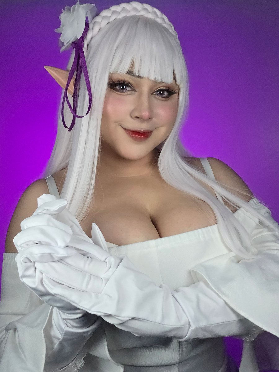 Izumidolly_'s tweet photo. Emilia-tan en su vestido de novia🥰 me encantó en cuanto la vi en la tercer temporada~ 
Hoy es miércoles de Re:Zero! Y estoy muyyy emocionada por esta nueva temporada♡ espero pronto poder traerles cosplay de las gemelas Ram y Rem✨️

#Emilia #rezero https://t.co/KU4nyhmkSx