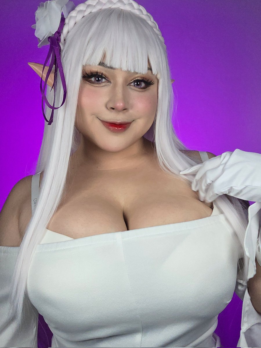 Izumidolly_'s tweet photo. Emilia-tan en su vestido de novia🥰 me encantó en cuanto la vi en la tercer temporada~ 
Hoy es miércoles de Re:Zero! Y estoy muyyy emocionada por esta nueva temporada♡ espero pronto poder traerles cosplay de las gemelas Ram y Rem✨️

#Emilia #rezero https://t.co/KU4nyhmkSx