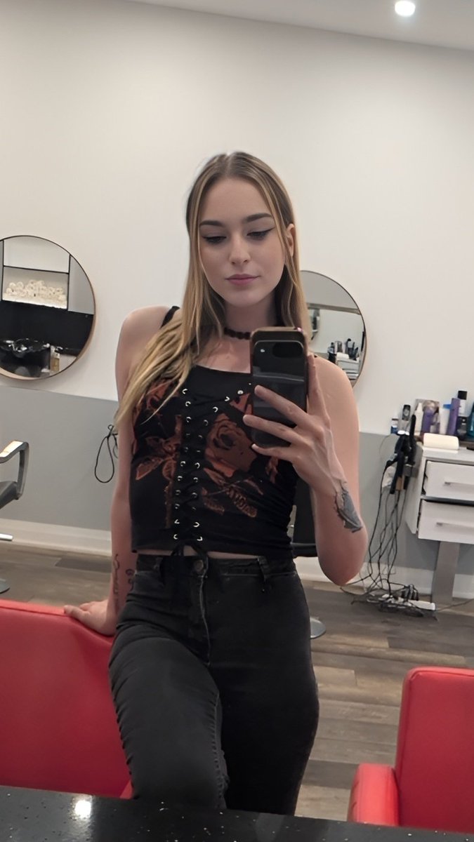 AuroraVioletX's tweet photo. Oops, you fell again .
Harder this time. 

You'll always end up relapsing for me. 

Findom https://t.co/ppvvSmH3r6