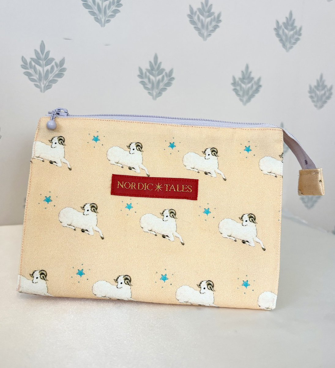 かわいいけれど、どこか凛とした羊ちゃん🐏

デザインした生地で、ポーチを作りました。
＃凛と立つその存在
#365DIYtheme
リアルファブリックさんで生地の販売がスタートしました↓
realfabric.jp/search.php?sea…

#ハンドメイド好きさんと繋がりたい 
#おひつじ座
#牡羊座新月