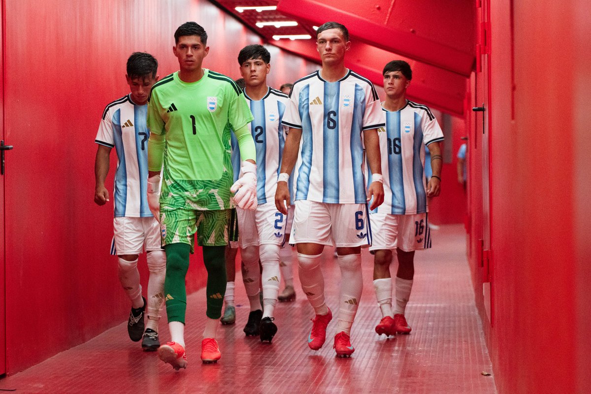 Argentina's tweet image. #JuegosSuramericanos 🏆 #Fútbol 

En su segunda presentación en los Juegos de ODESUR, la Selección #Sub17 empató 1 a 1 con Paraguay y es líder del grupo. 

El viernes completará el fixture de la primera fase ante Panamá.

📰 t.ly/CYafp

¡Vamos #Argentina! 💪💪💪