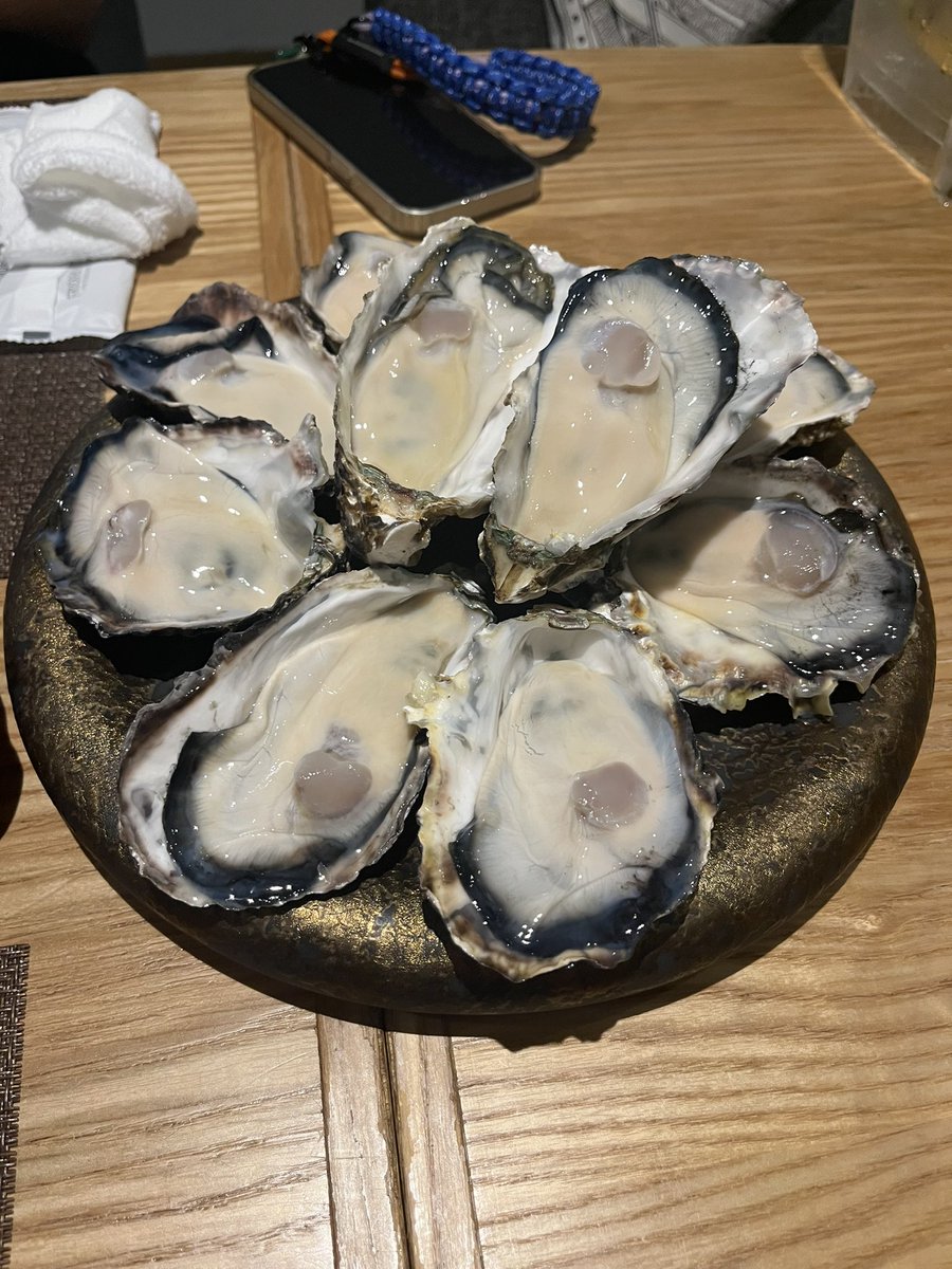 yuiko1985's tweet photo. こっちは、Atelier yomoの1時間生牡蠣＆スパークリングワインフリーフロー(48++)

カキフライとか蒸し牡蠣におつまみ3つもついて、大満足。
大ぶりでクリーミーだったからか、11個で満足！生牡蠣でお腹いっぱいになることも学んだ日。
にしても生牡蠣食べすぎて、当分は食べなくても良さそう🤣 https://t.co/FtcTZFL3ZI