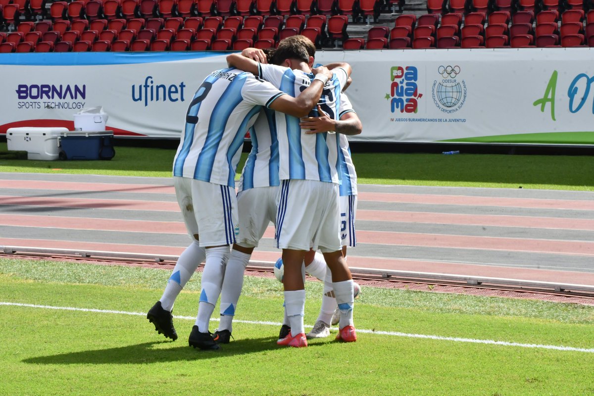 Argentina's tweet image. #JuegosSuramericanos 🏆 #Fútbol 

En su segunda presentación en los Juegos de ODESUR, la Selección #Sub17 empató 1 a 1 con Paraguay y es líder del grupo. 

El viernes completará el fixture de la primera fase ante Panamá.

📰 t.ly/CYafp

¡Vamos #Argentina! 💪💪💪