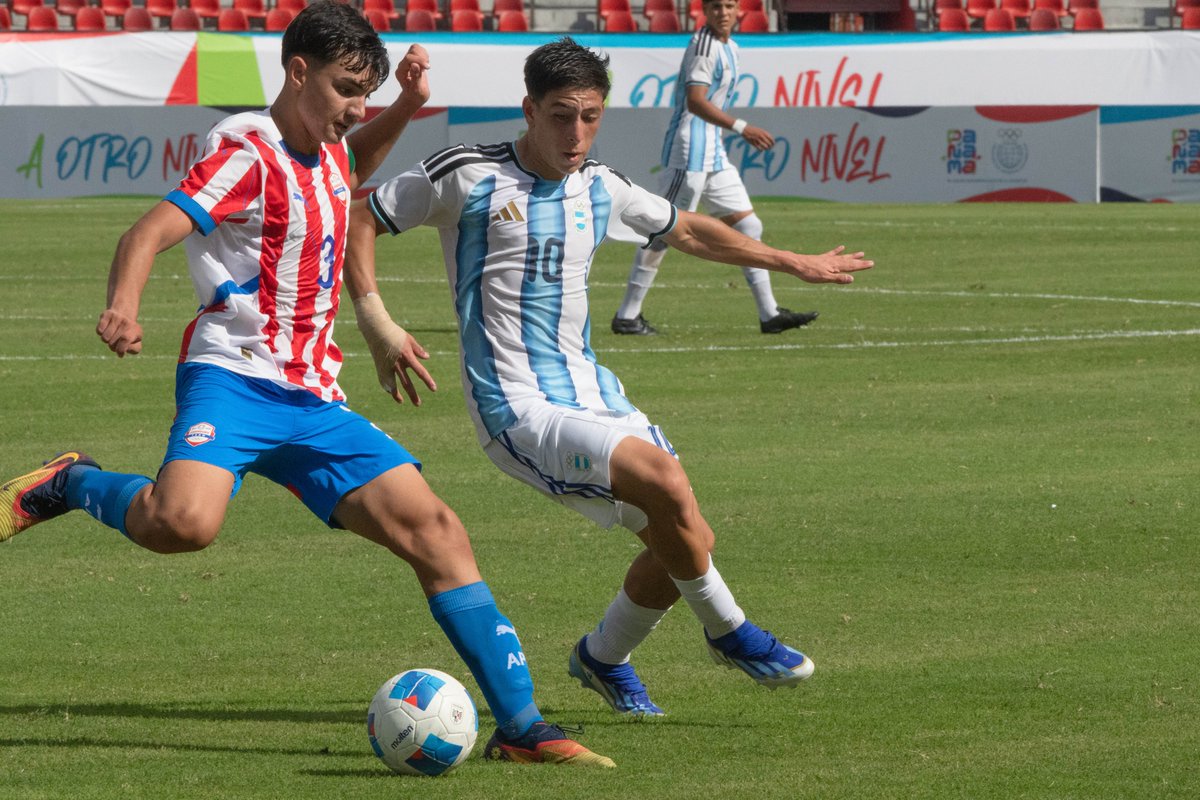 Argentina's tweet image. #JuegosSuramericanos 🏆 #Fútbol 

En su segunda presentación en los Juegos de ODESUR, la Selección #Sub17 empató 1 a 1 con Paraguay y es líder del grupo. 

El viernes completará el fixture de la primera fase ante Panamá.

📰 t.ly/CYafp

¡Vamos #Argentina! 💪💪💪