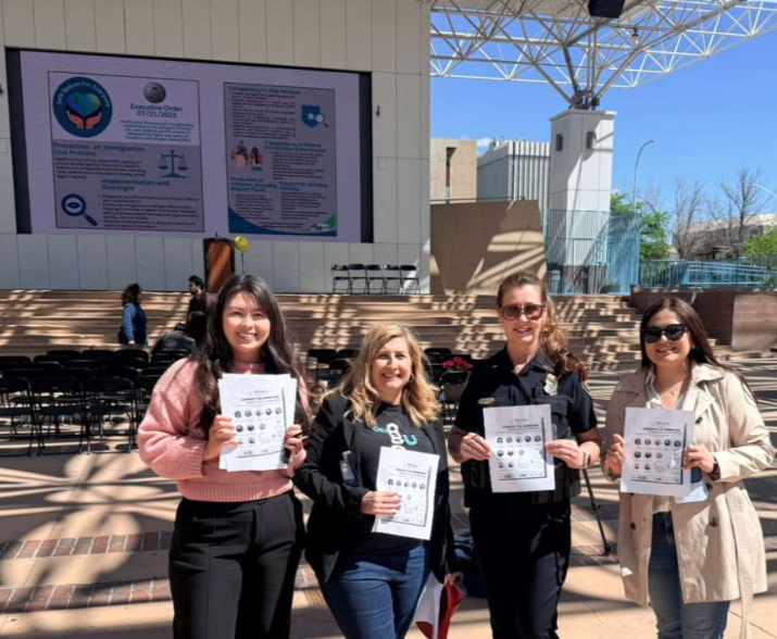 ConsulMexAlb's tweet photo. #TeamABQ presente en el Civic Plaza de Albuquerque 

En el marco del Mes de Acceso al Idioma, la @cabq  destacó la importancia de los servicios lingüísticos, así como los avances en la inclusión de diversos idiomas y el acceso equitativo a la información para todas las personas.

El @ConsulMexAlb  aprovechó este espacio para invitar a nuestra comunidad al  “Cafecito con la Comunidad” , donde abordaremos las nuevas leyes que te protegen en Nuevo México y cómo se aplican en la vida diaria.

Además, contaremos con asesoría legal gratuita a cargo de nuestros abogados consultores.

📷 Te esperamos mañana jueves 16 de abril, de 5:00 a 7:00 pm, en el Centro Cultural Hispano! @NHCCNM