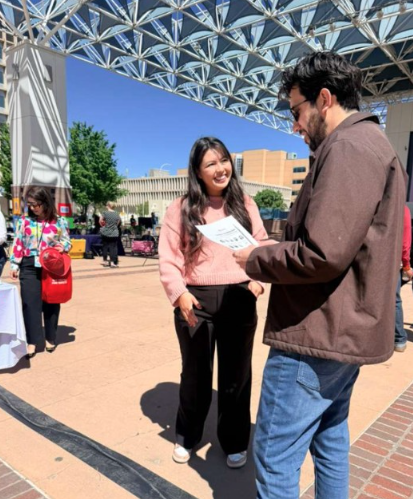 ConsulMexAlb's tweet photo. #TeamABQ presente en el Civic Plaza de Albuquerque 

En el marco del Mes de Acceso al Idioma, la @cabq  destacó la importancia de los servicios lingüísticos, así como los avances en la inclusión de diversos idiomas y el acceso equitativo a la información para todas las personas.

El @ConsulMexAlb  aprovechó este espacio para invitar a nuestra comunidad al  “Cafecito con la Comunidad” , donde abordaremos las nuevas leyes que te protegen en Nuevo México y cómo se aplican en la vida diaria.

Además, contaremos con asesoría legal gratuita a cargo de nuestros abogados consultores.

📷 Te esperamos mañana jueves 16 de abril, de 5:00 a 7:00 pm, en el Centro Cultural Hispano! @NHCCNM