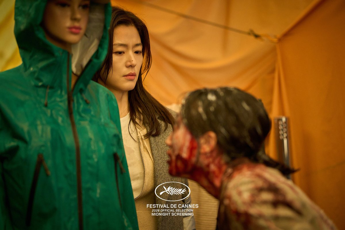 filmes_e_filmes's tweet image. A história gira em torno de Se-jeong, uma professora de biotecnologia que está participando de uma conferência do setor quando um vírus de mutação rápida é liberado, mergulhando o evento no caos.🎥🇰🇷

#colony #yeonsangho #wellgousa #cannes