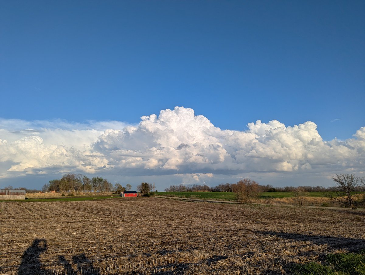 JerryChapmanWx's tweet photo. Crazy storm structure on the backside of the storms over Southern Iowa this evening. #iawx https://t.co/vk04sp2per