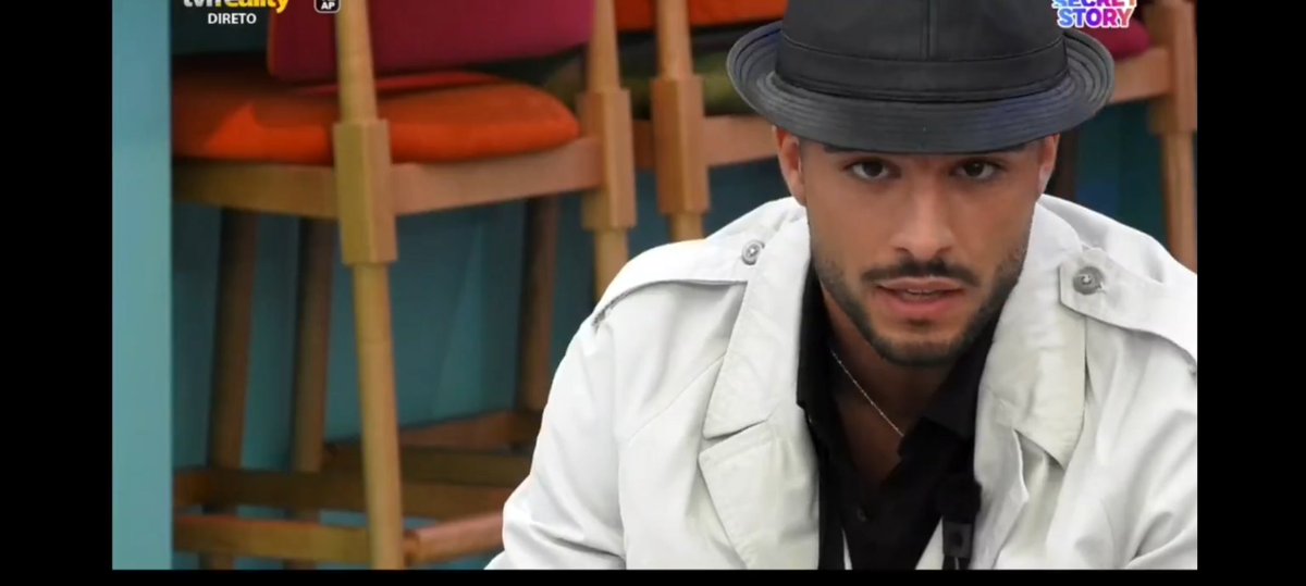 E este cachorro da Patrulha Pata que se pôs a ladrar. 'Vai sair sangue'. Já saiu. Do cu do Diogo quando a Ana pôs demasiado picante

#sstvi
