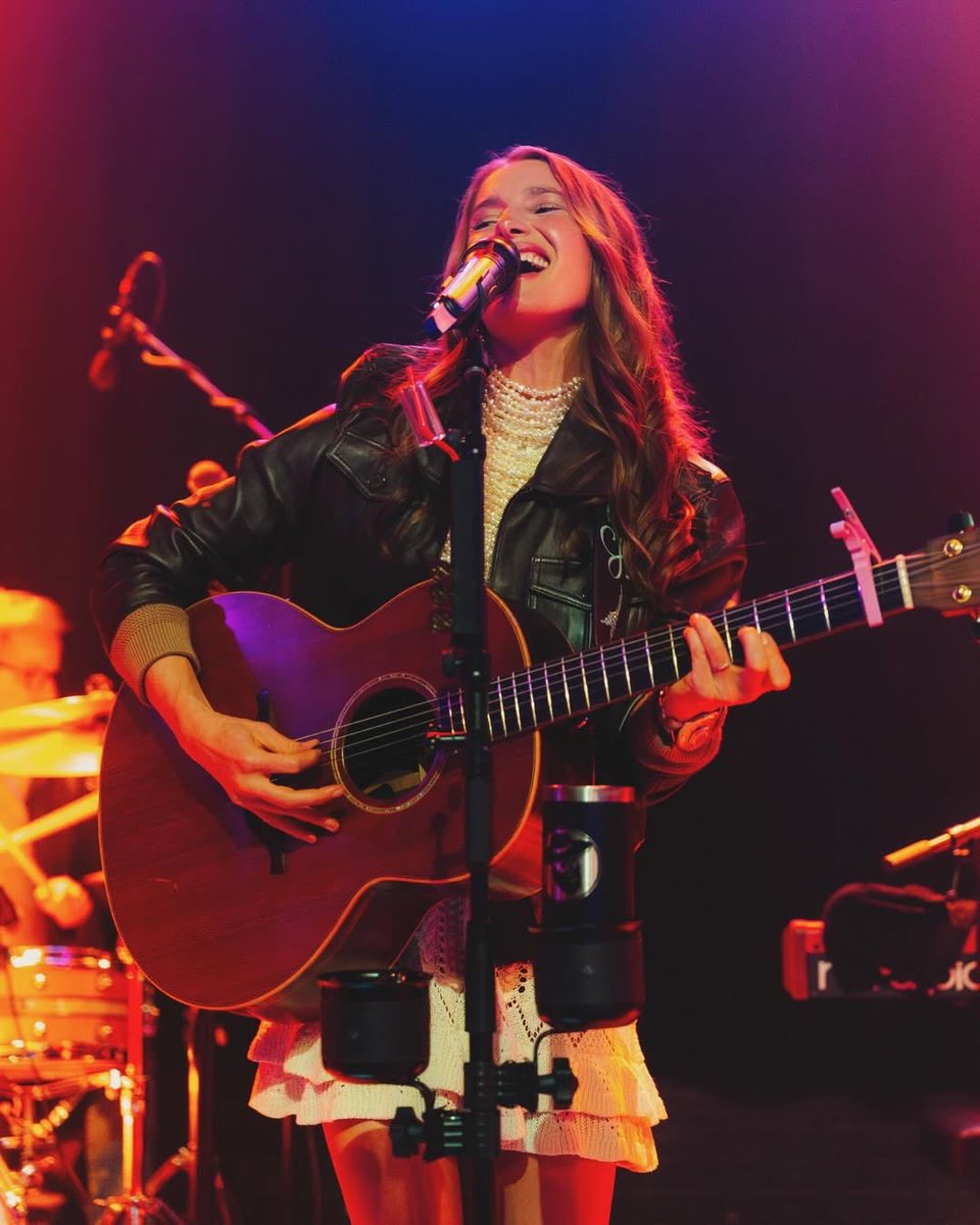 Caroline Jones tweet media