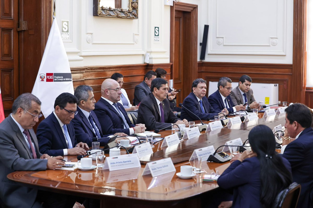 pcmperu's tweet photo. #VotoDeConfianza 🇵🇪 | Como parte del diálogo democrático con el Congreso, el presidente del Consejo de Ministros, Luis Enrique Arroyo Sánchez, junto a ministros de Estado, sostuvo una reunión con la bancada de Alianza para el Progreso para exponer los principales ejes de gobierno orientados a la lucha contra la inseguridad ciudadana y la continuidad económica.
