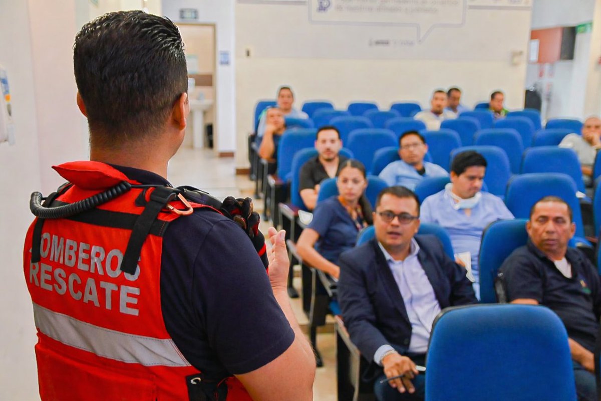 BomberosDuran's tweet image. Impulsamos la formación técnica: iniciamos la capacitación en SCI dirigida al IESS Durán. Analizamos principios de organización y gestión crítica para salvar vidas. 🚒✨

#BomberosDurán #Capacitación #GestiónDeRiesgos