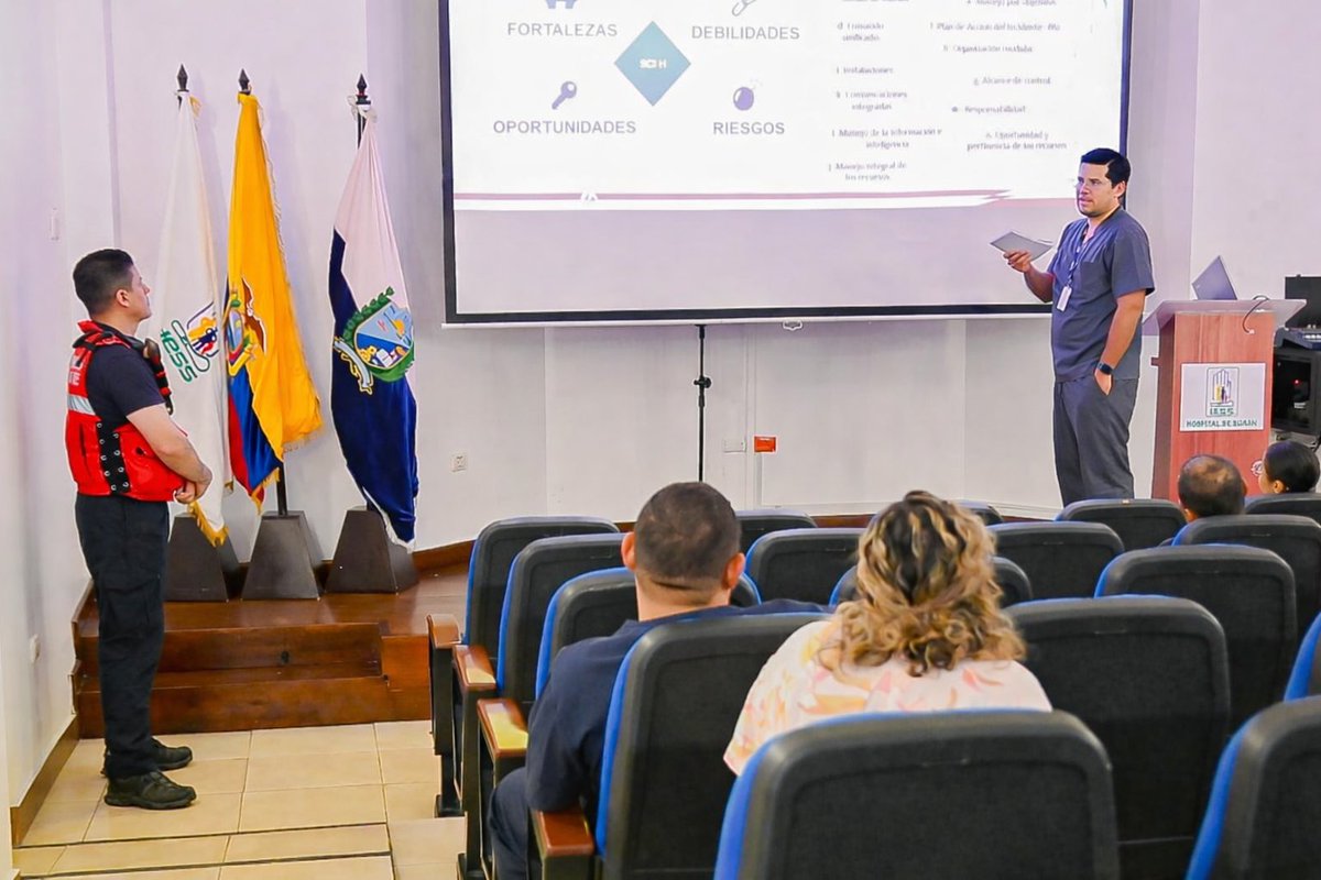 BomberosDuran's tweet image. Impulsamos la formación técnica: iniciamos la capacitación en SCI dirigida al IESS Durán. Analizamos principios de organización y gestión crítica para salvar vidas. 🚒✨

#BomberosDurán #Capacitación #GestiónDeRiesgos