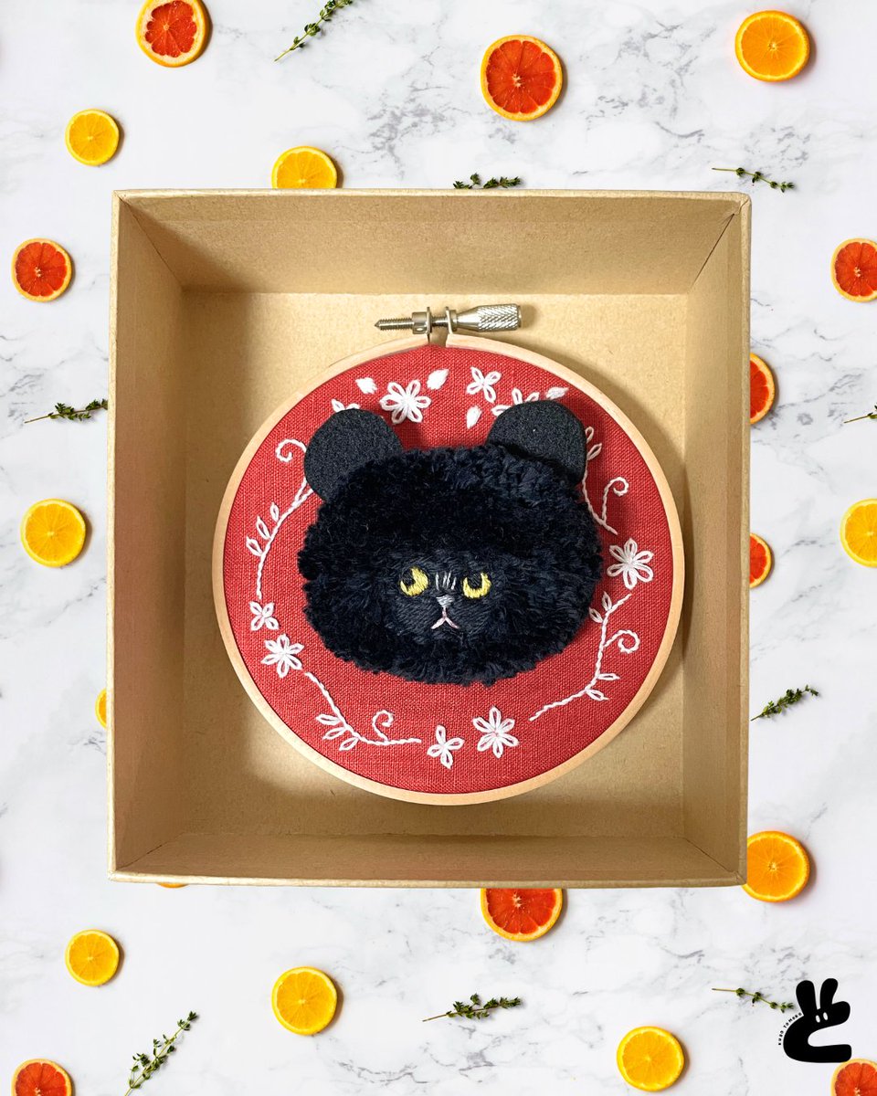 tomocco1's tweet image. ブローチですが、こんな感じで”飾れる作品”として販売しようと思ってます。ブローチのピンで止めているので取り外せます😊

#刺繍 #embroidery #broderie #자수 #刺绣 #ブローチ