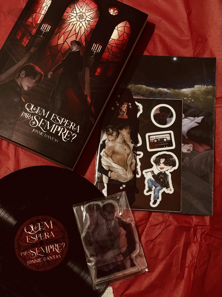 yeolsemcalcinha's tweet photo. EU NÃO ESTAVA PREPARADA PRA RECEBER ISSO!

busquei a encomenda achando que era photocard e quase infartei quando vi a embalagem.

spoiler: surtei (mamãe tá de prova)

EU TO APAIXONADA, sério. Tá TÃO LINDO.

@exoskywalker e @PPontoCardeal sempre entregando HORRORES, eu amo. 🥺🖤 https://t.co/XcrY5umz6E