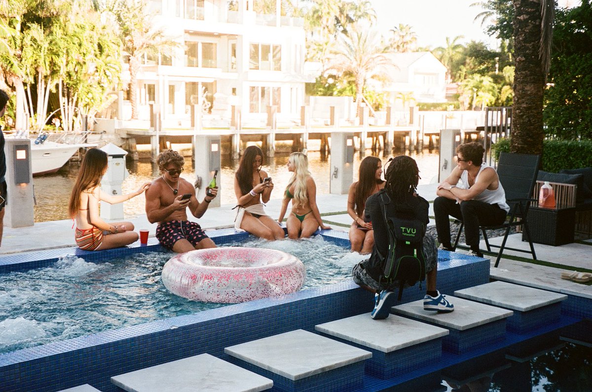 CameraManDan tweet media