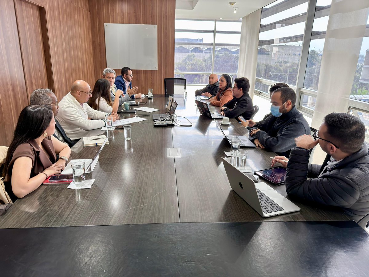 SuperVigilancia's tweet photo. La @SuperVigilancia continúa fortaleciendo su trabajo articulado con el sector Defensa y la @FiscaliaCol,  en el marco de una mesa interinstitucional de seguridad orientada a consolidar acciones conjuntas. https://t.co/3dFQa8MWfE