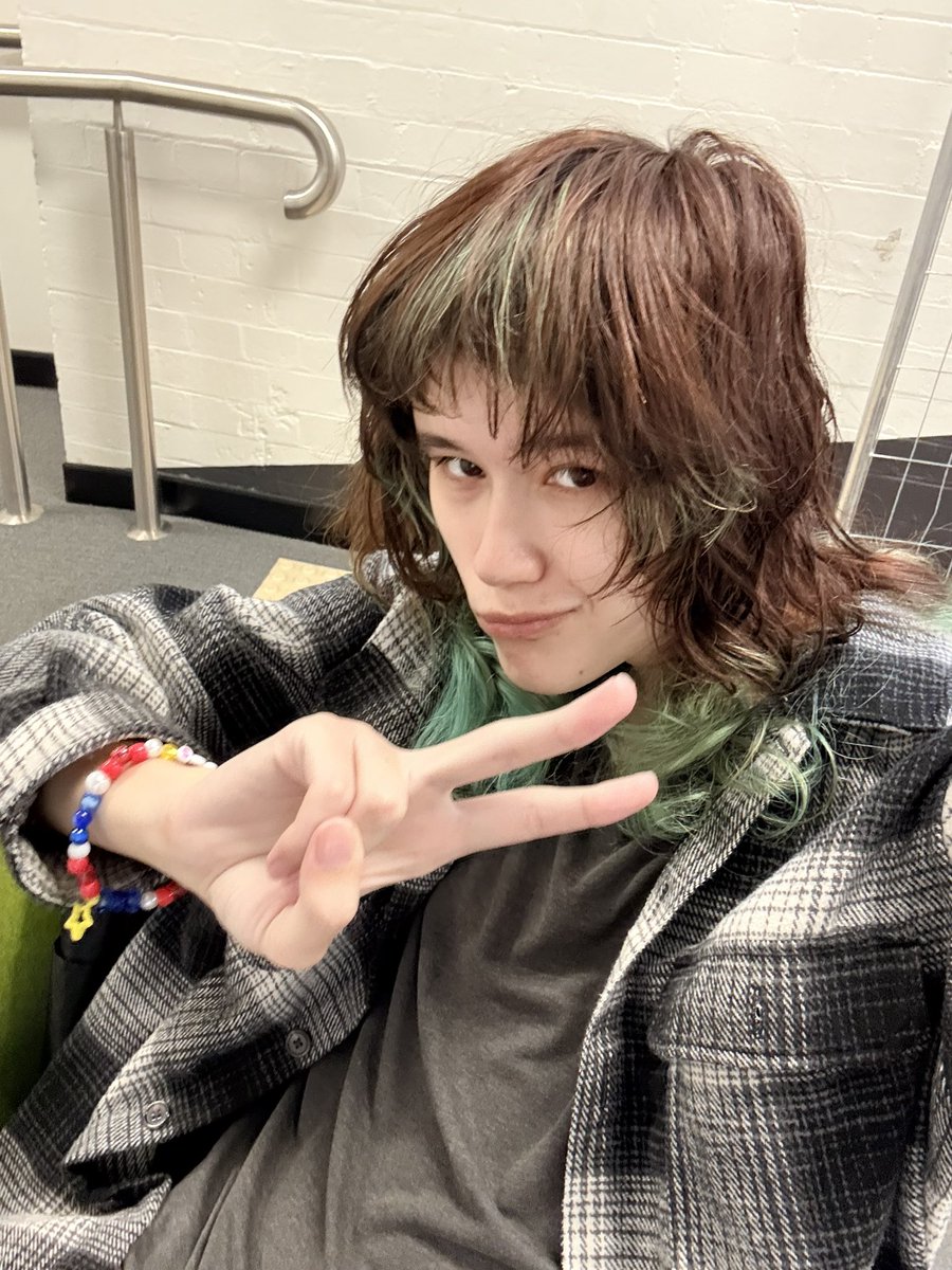 eimhare's tweet image. i get to #present today do u think they’re gonna fuck with my stupid ass gay flannel while i talk outta my ass for 5 minutes