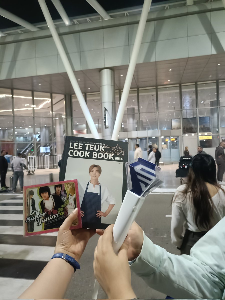 Kyuma23's tweet photo. Waiting patiently for our leader and our diamond 🥹💙💙
#ليتوك_في_مصر 
#이특_Welcome_to_Egypt
#شيندونغ_في_مصر 
#신동_Welcome_to_Egypt
#Leeteuk
#shindong
#superjunior
@special1004 
@ShinsFriends 
@SJofficial https://t.co/NIMeK6vM77