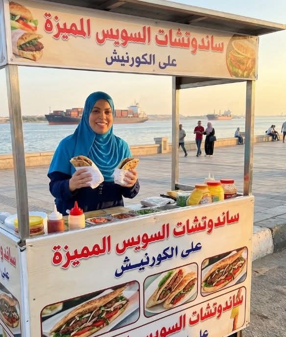 هاله عندها 5 اطفال بتبيع سندوتشات 
علي الكورنيش الجديد في #السويس 
اللي يشوفها يجبر بخاطرها ويشتري منها 
لو حطيت قلب هتبقي سبب في رزقها ♥