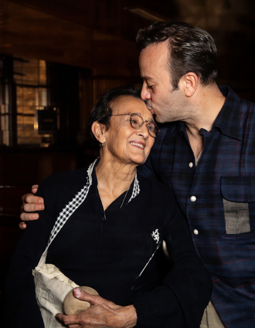 Cuauhtemoc_1521's tweet photo. El ídolo de México Pedro Infante en compañía de su madre María del Refugio Cruz Aranda, mejor conocida como “Cuquita”. Doña Refugio tuvo en total 14 hijos! Uno de sus hijos preferidos fue Pedro, a quien le preparaba sus guisados favoritos y se los llevaba personalmente a los foros de grabación.
Lamentablemente, su hijo Pedro murió de un accidente aéreo el 15 de abril de 1957, por lo que ella nunca se pudo recuperar por esta perdida por lo que murió un año después, el 19 de noviembre de 1958.