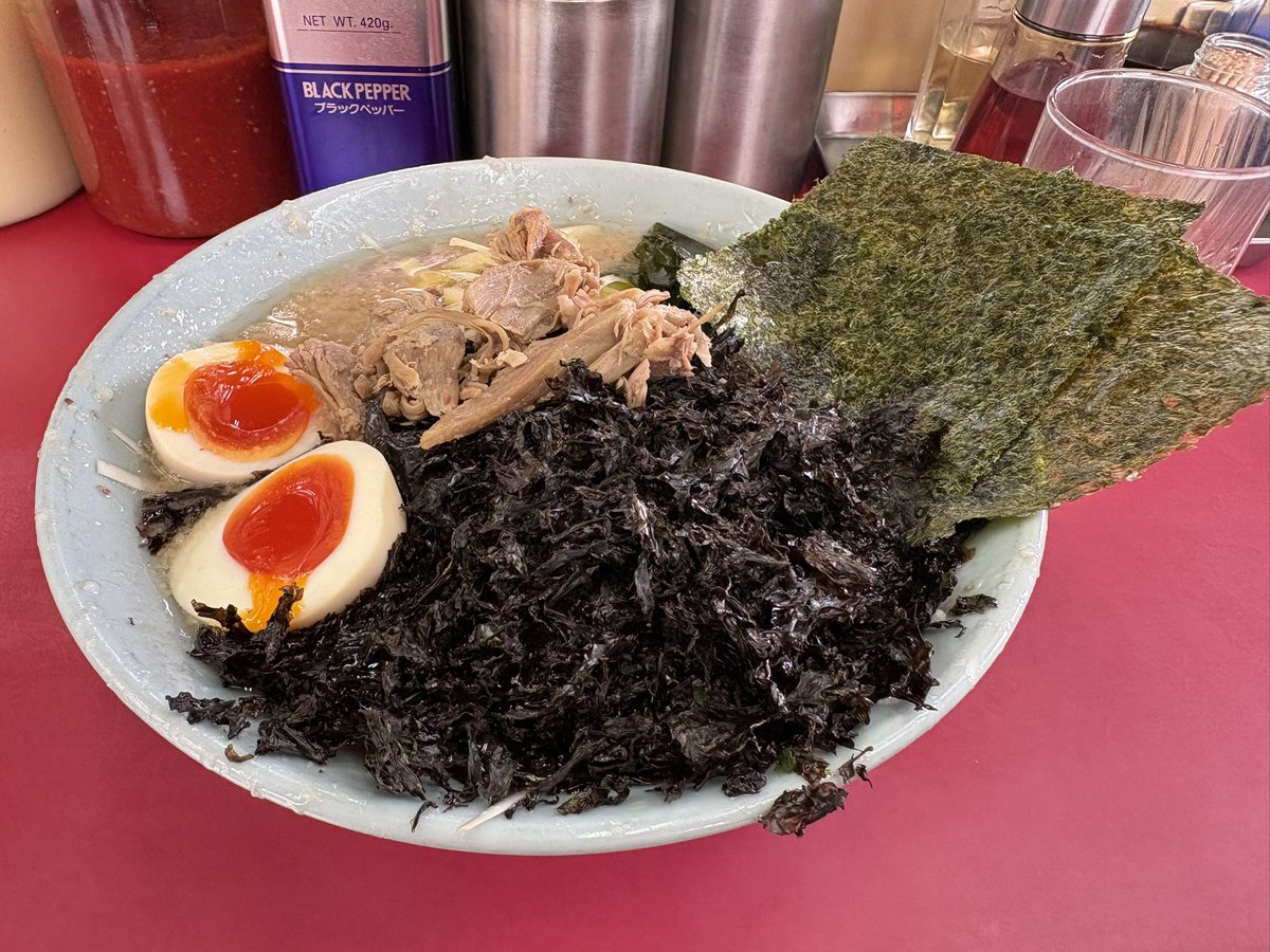 masamichi7296's tweet photo. 嫁が短期の仕事を始めたので6月までの火曜日はボッチ
暫くセロー君に乗って無いので毎度混んでるらしい店の開店前狙い
昔の記憶でラーショのビジュってこんな感じだっけ？
食べ始めてみて確かに若い頃に食べた記憶がチラリ
意外と好きなヤツね
ご馳走様でした

#ラーメンショプ
#牛久結束
#日本一？ https://t.co/3hDhAQcWLm