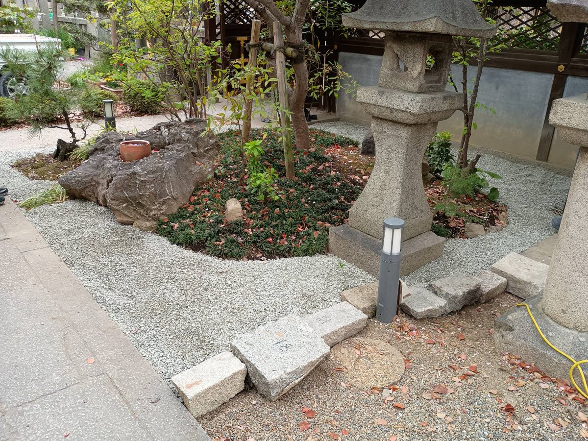 tk_seigado's tweet photo. 永井神社の令和の大改修がいよいよ竣工を迎えます。唐門にも新緑が出てきています。築地もリニューアルしました！ https://t.co/nGrzA2IOuJ