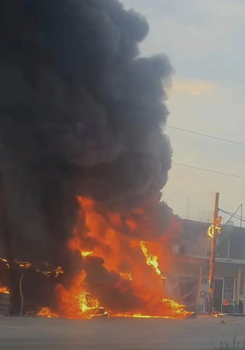 EdoMexInf's tweet image. Abr 16, 2026 | 6:30 pm | EDOMEX | Se registra un percance vial que originó un incendio en la  carretera Jorobas - Tula, está cerrada la vialidad en dirección CDMX #Accidente #Incendio #EdoMex