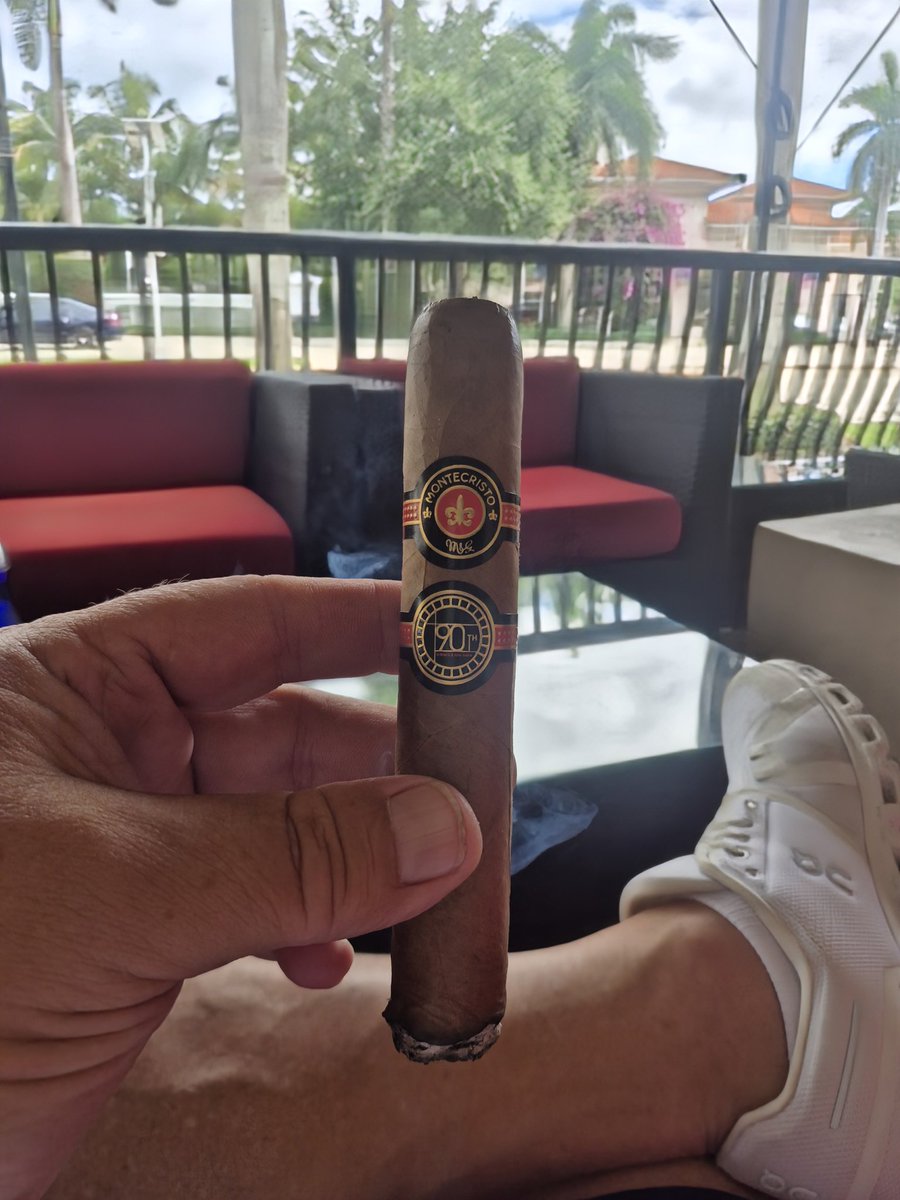 keepmovin2020's tweet image. Popped in for a quick Monte 90th and ended up herfing with Kevin Gold owner of Roc A Fella. We sampled his new blend. 
#CIGARLIFE 🔥💨