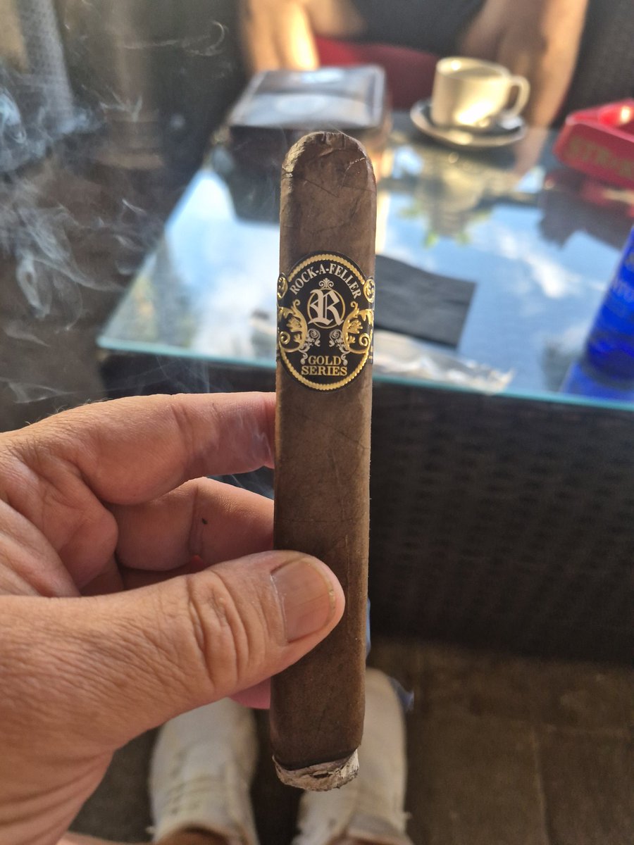 keepmovin2020's tweet image. Popped in for a quick Monte 90th and ended up herfing with Kevin Gold owner of Roc A Fella. We sampled his new blend. 
#CIGARLIFE 🔥💨