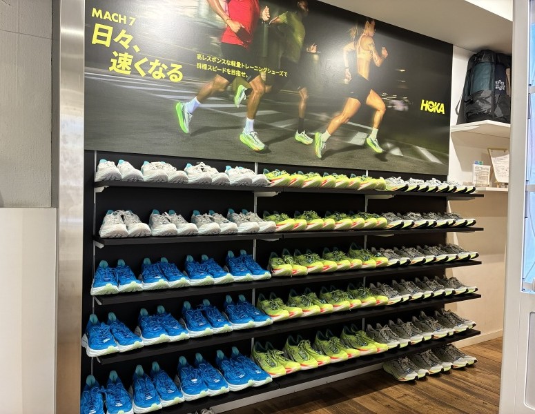 runsta's tweet photo. 本日より「HOKA®」3モデルの無料トライオンが「ヒビヤライド」でスタート。
カーボンプレートのハイエンド「cielox(シエロ)1 3.0」
スピードタイプ「Mach(マッハ)7」
スタンダードタイプ「clifton(クリフトン)10」
サイズも豊富に展開。いろいろと試してみてね！ https://t.co/sc5rlOvdkI