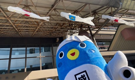 みんなおはよ～。今日は、#こどもの日。市役所前では、たくさんの #鯉のぼり がお空を泳いでいるよ。なんと！！玄関前には、ぼくとチーバ君のこいのぼりもあります！とってもかわいい～。#うなのぼり に会いにきてね。うな。