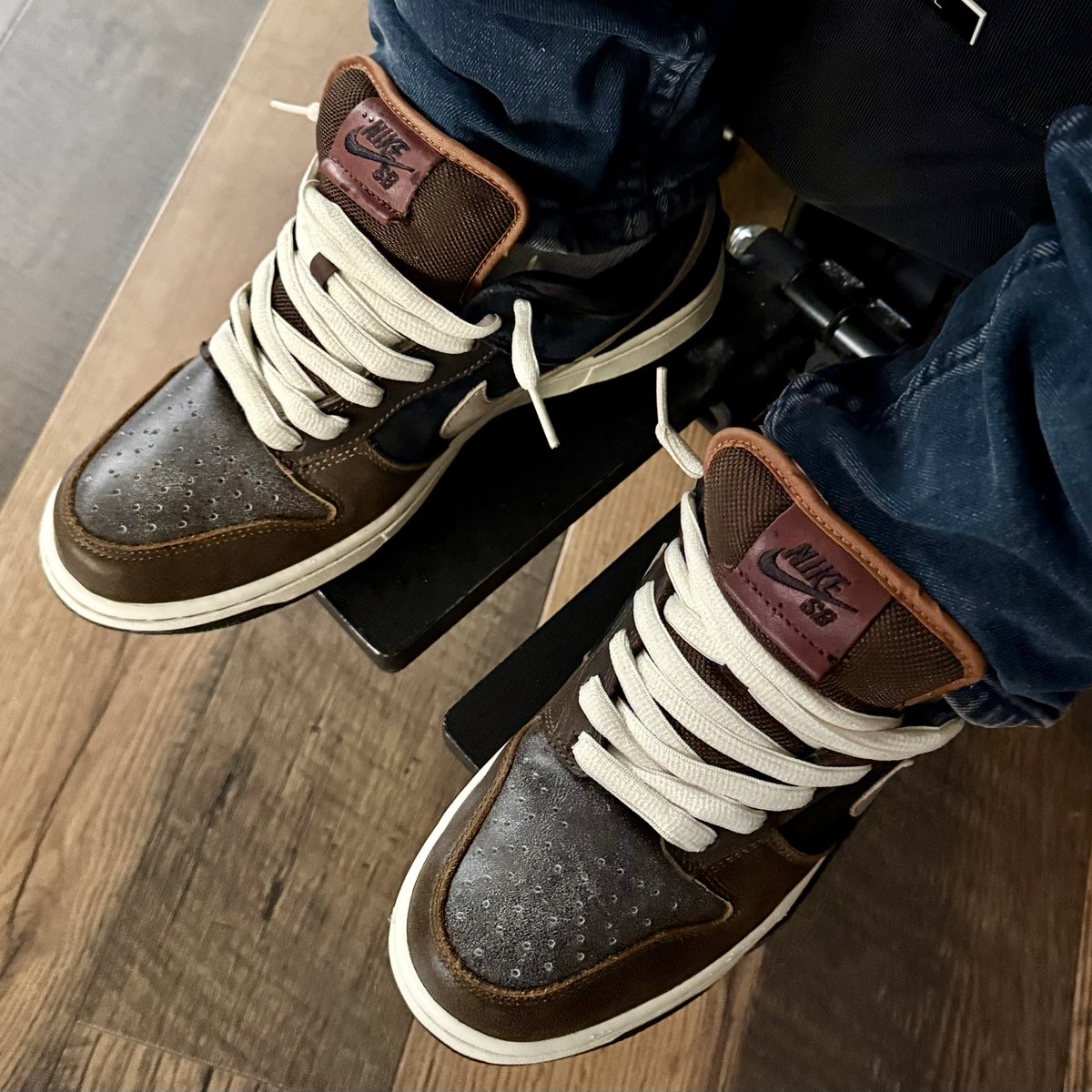 j_mobile's tweet image. 4/15. Today is the day! I’m officially 40! Decided to rock my 2007 Strummer Away Dunk SB Lows, based off of the worn &amp;amp; seasoned look of Joe Strummer’s, lead singer/guitarist of The Clash, 1966 Fender Telecaster. Proof things get better with age!! #kotd #wdywt #yoursneakersaredope