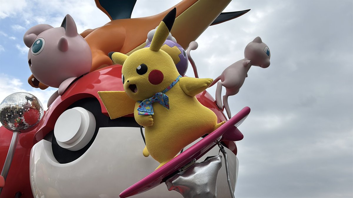 wicked_gleek's tweet image. ピカチュウがミュウのしっぽ掴んでる角度になってる！
 #USJファン
 #NLP
 #ポケモン