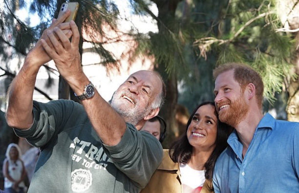 ZandiSussex's tweet image. Harry and Meghan getting more love from Australians as they do the Scar Tree  Walk this morning.😍

#HarryAndMeghan #WelcomeToAustralia
#HarryAndMeghanVisitAustralia
