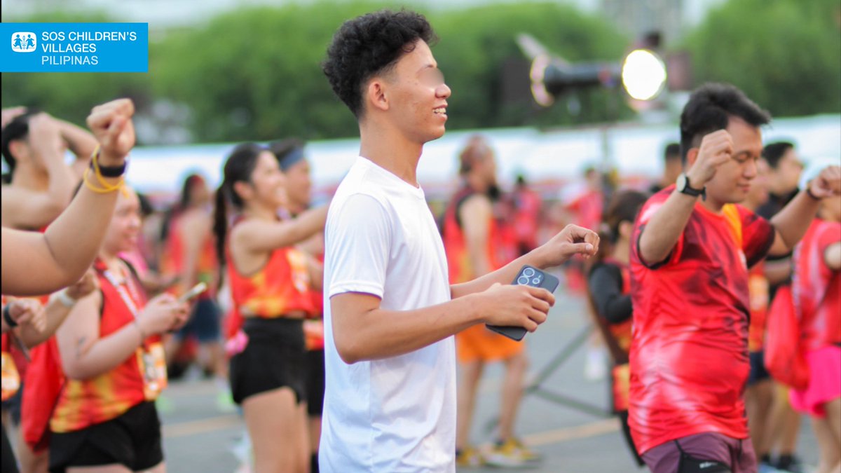 sospilipinas's tweet image. On April 5, 2026, runners gathered for the RSRJ Fun Run, making every step count for children in need. With each stride, participants helped @sospilipinas provide loving homes and brighter futures. 💚 #SOSPilipinas #Give | #Hope | #Chance